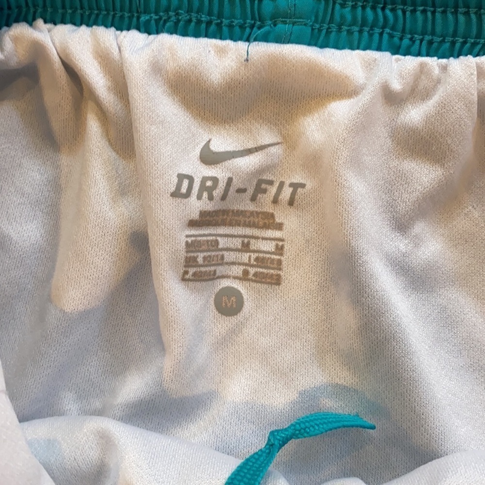 Nike shorts lightly worn size medium - Picture 2 of 3